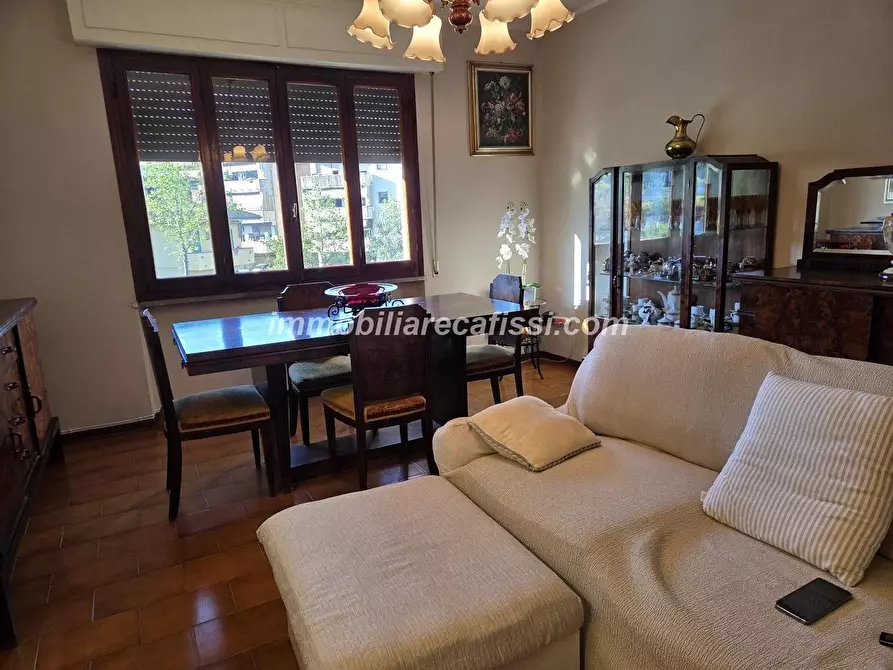 Immagine 2 di Palazzo in vendita  a Poggio A Caiano