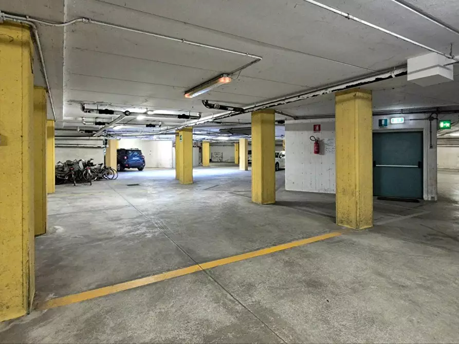 Immagine 11 di Locale commerciale in vendita  a Lucca