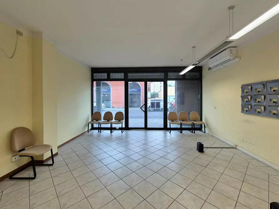 Immagine 4 di Locale commerciale in vendita  a Lucca