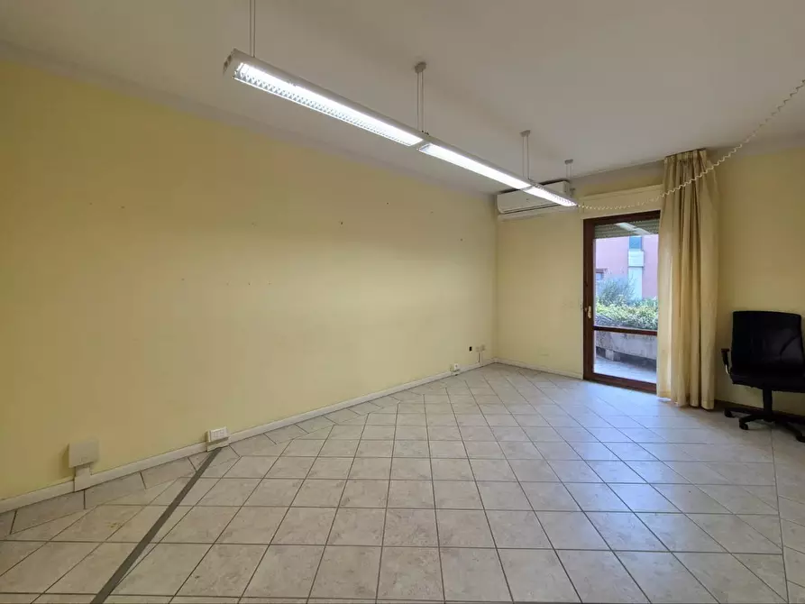 Immagine 7 di Locale commerciale in vendita  a Lucca