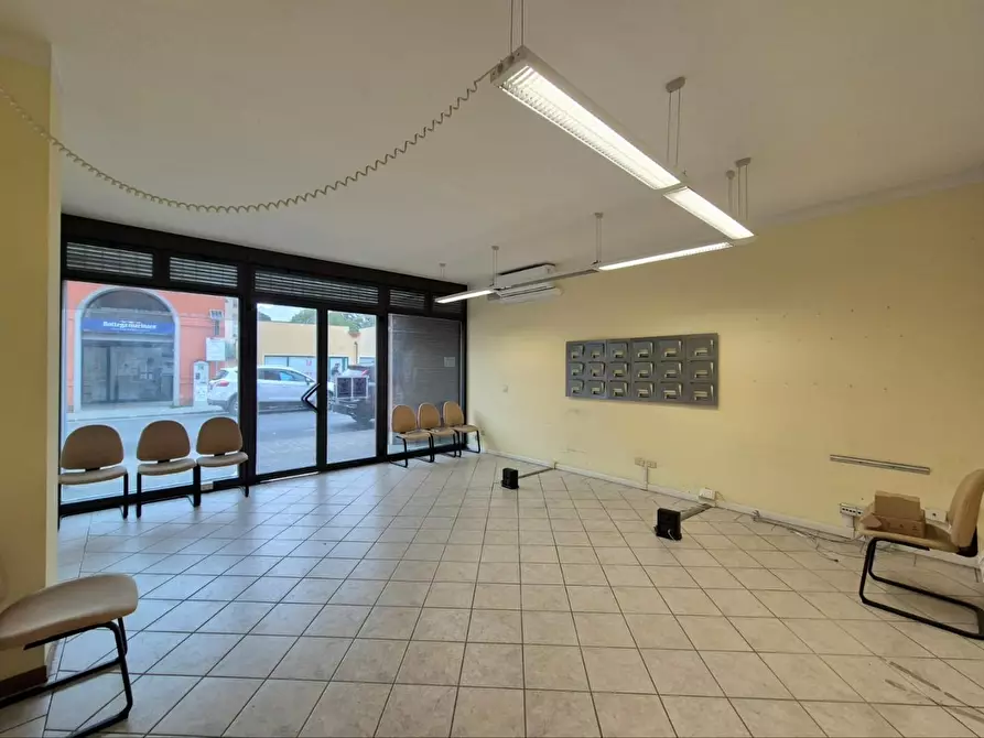 Immagine 1 di Locale commerciale in vendita  a Lucca