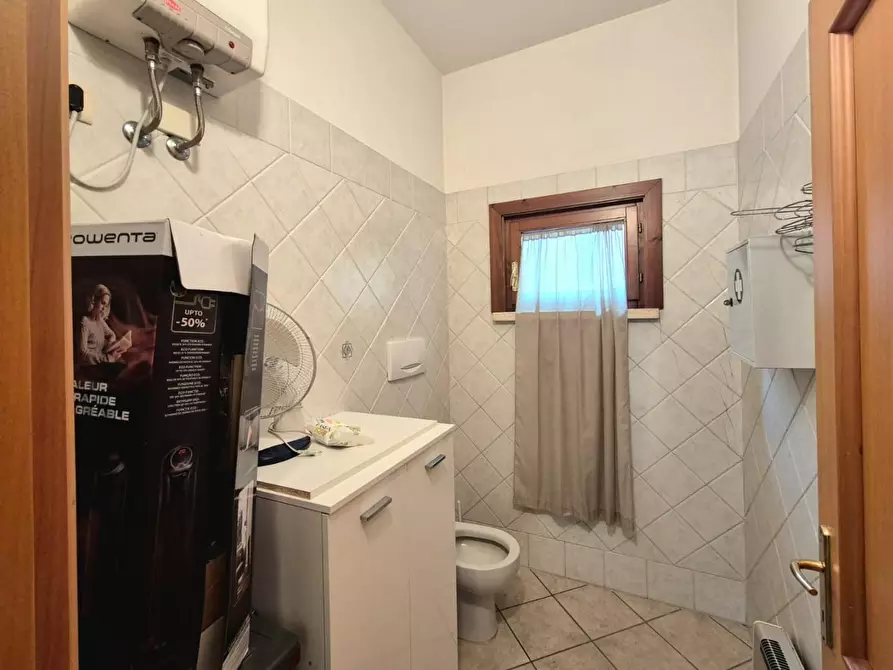 Immagine 10 di Locale commerciale in vendita  a Lucca