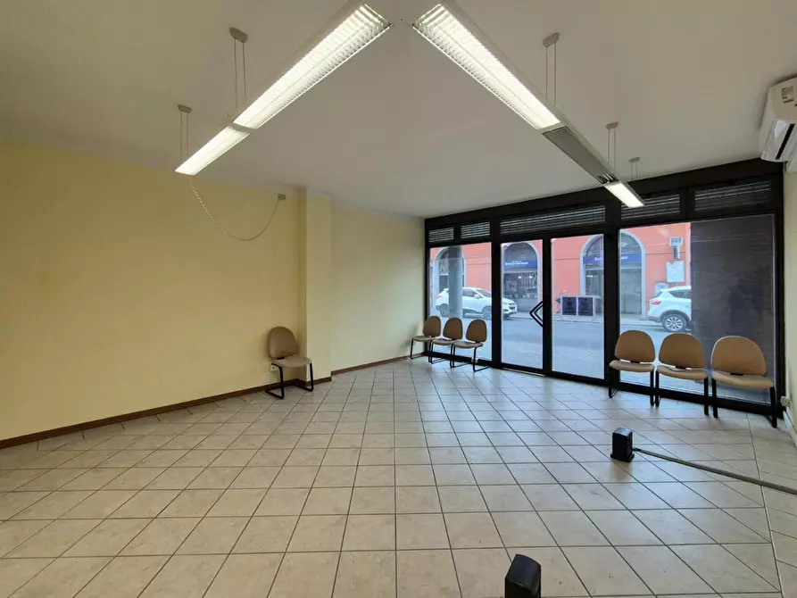 Immagine 2 di Locale commerciale in vendita  a Lucca