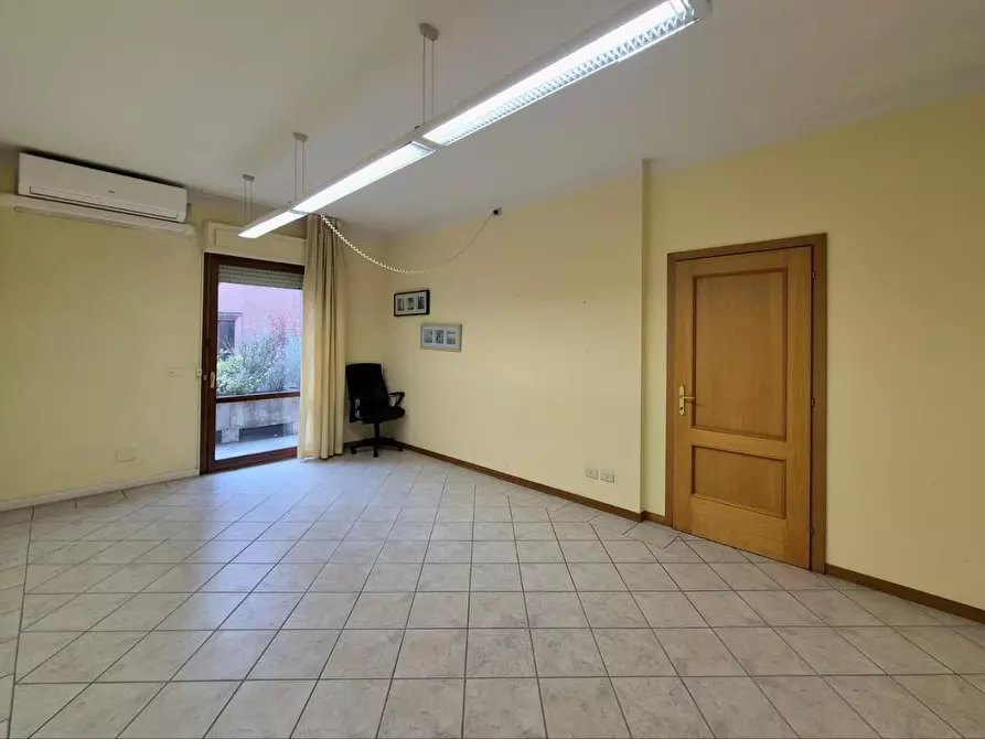 Immagine 6 di Locale commerciale in vendita  a Lucca