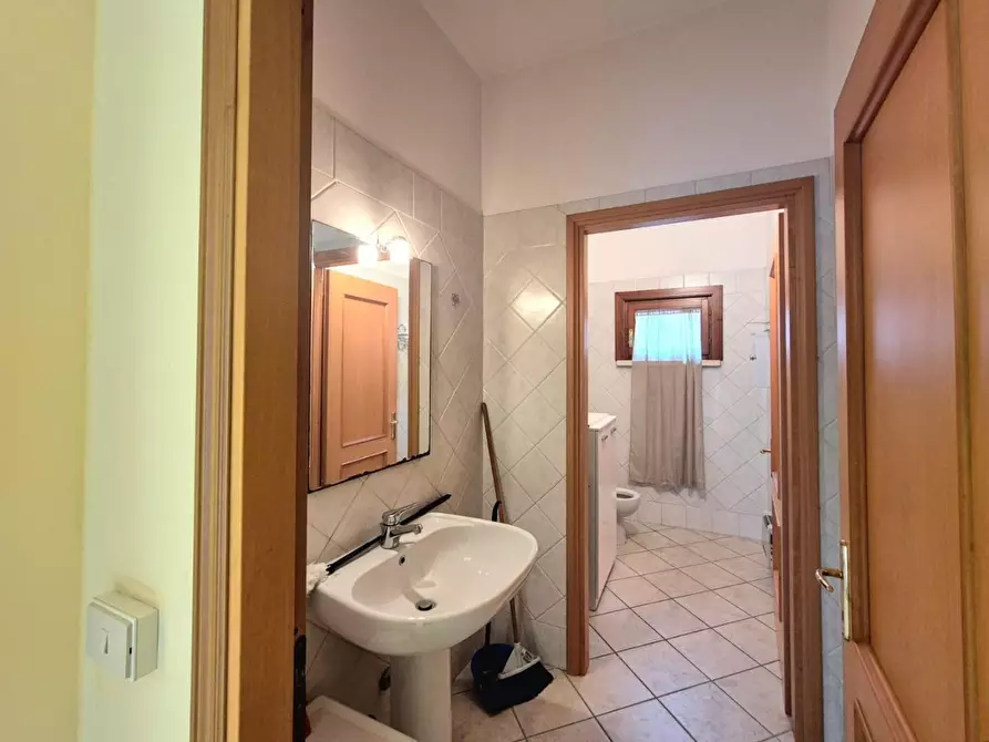 Immagine 9 di Locale commerciale in vendita  a Lucca