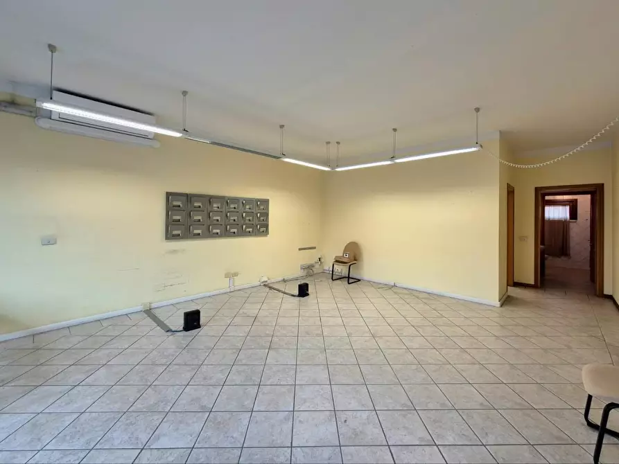 Immagine 5 di Locale commerciale in vendita  a Lucca