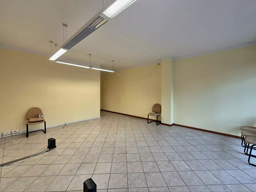 Immagine 3 di Locale commerciale in vendita  a Lucca