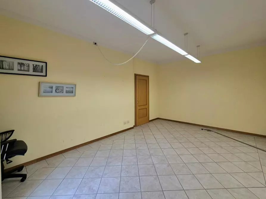 Immagine 8 di Locale commerciale in vendita  a Lucca