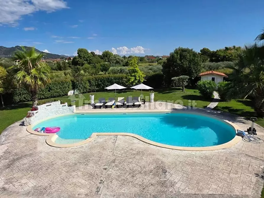 Immagine 4 di Villa in vendita  a Camaiore