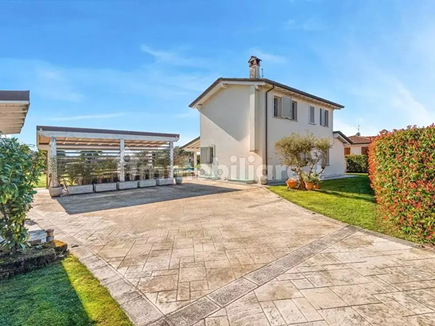 Immagine 2 di Villa in vendita  a Camaiore