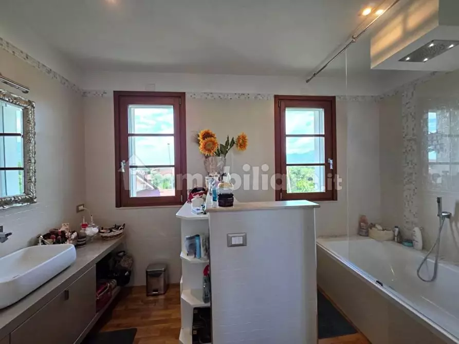 Immagine 18 di Villa in vendita  a Camaiore