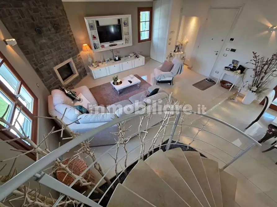 Immagine 9 di Villa in vendita  a Camaiore