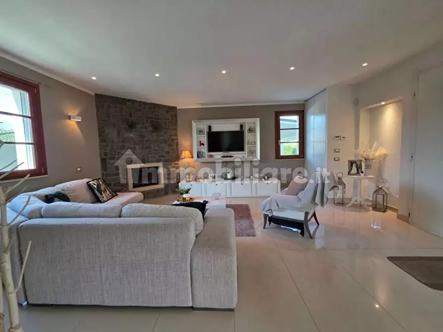 Immagine 8 di Villa in vendita  a Camaiore