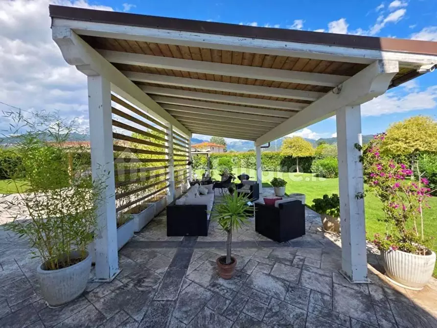 Immagine 5 di Villa in vendita  a Camaiore