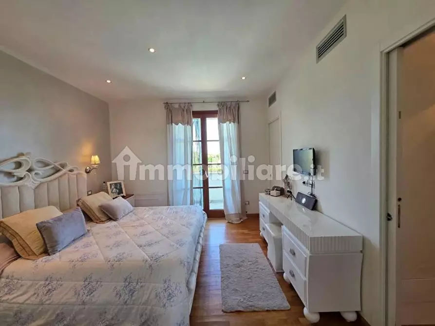 Immagine 17 di Villa in vendita  a Camaiore