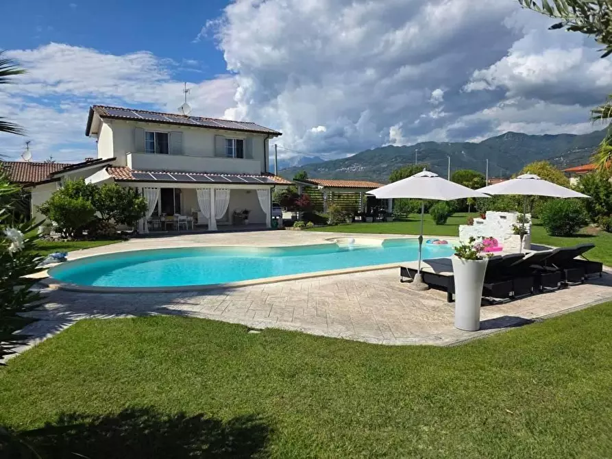 Immagine 1 di Villa in vendita  a Camaiore