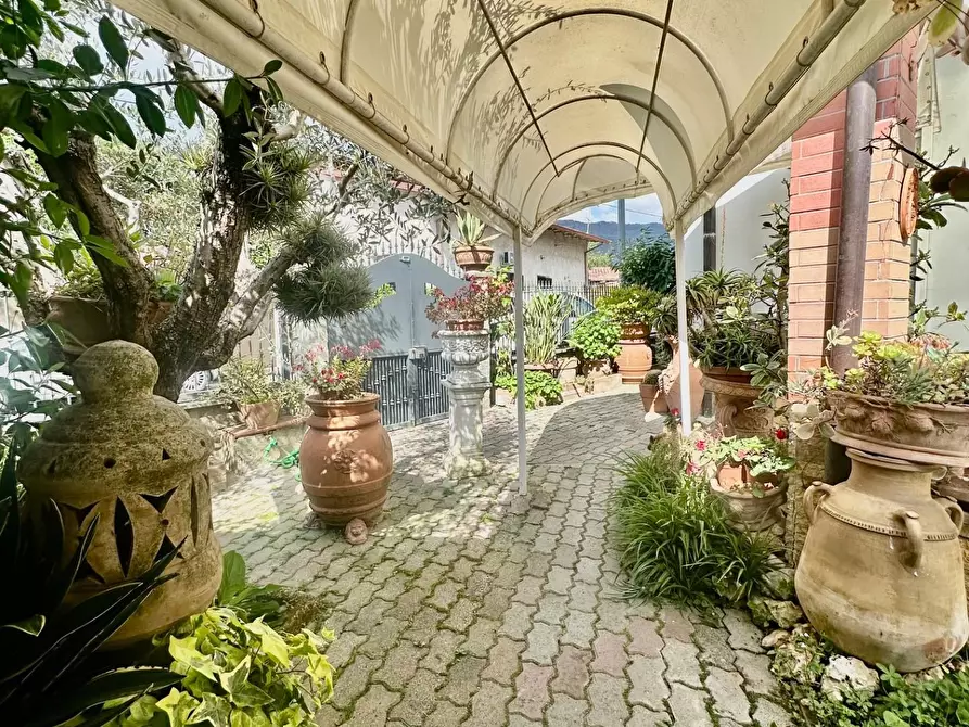 Immagine 10 di Casa semindipendente in vendita  a Massa