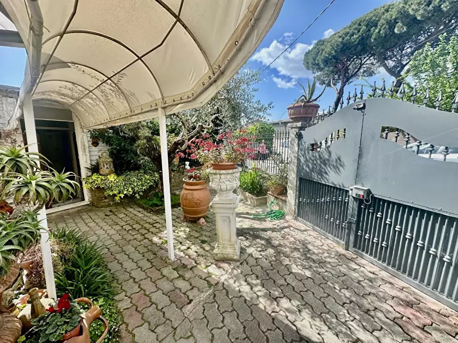 Immagine 11 di Casa semindipendente in vendita  a Massa