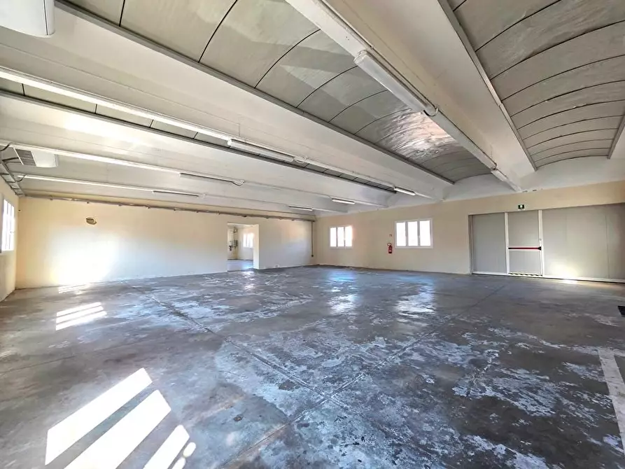 Immagine 4 di Attività artigianale in affitto  a Porcari