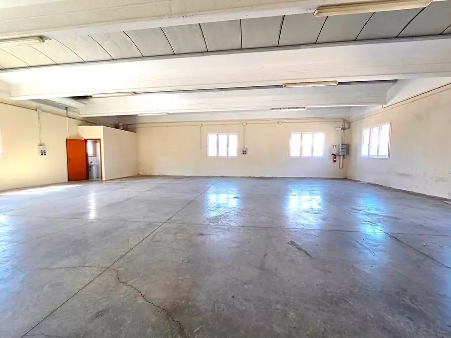 Immagine 2 di Attività artigianale in affitto  a Porcari