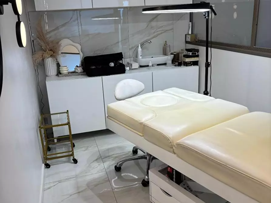 Immagine 2 di Attività commerciale in vendita  a Siena