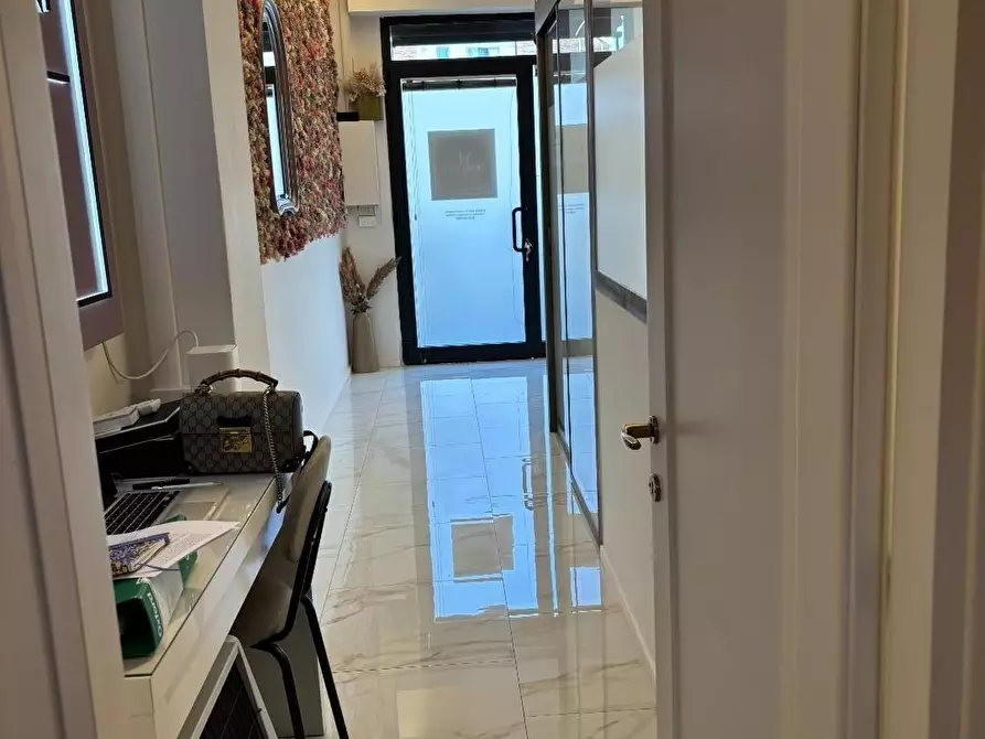 Immagine 3 di Attività commerciale in vendita  a Siena