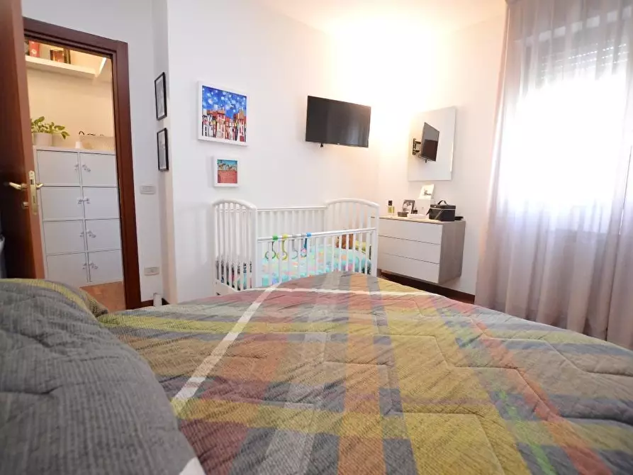 Immagine 11 di Appartamento in vendita  a Lucca