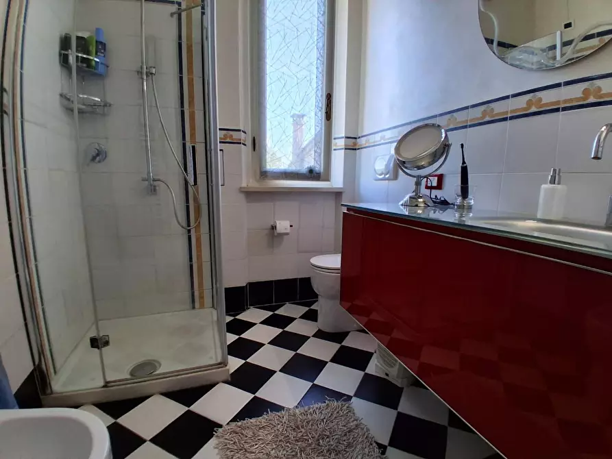 Immagine 21 di Appartamento in vendita  a Lucca