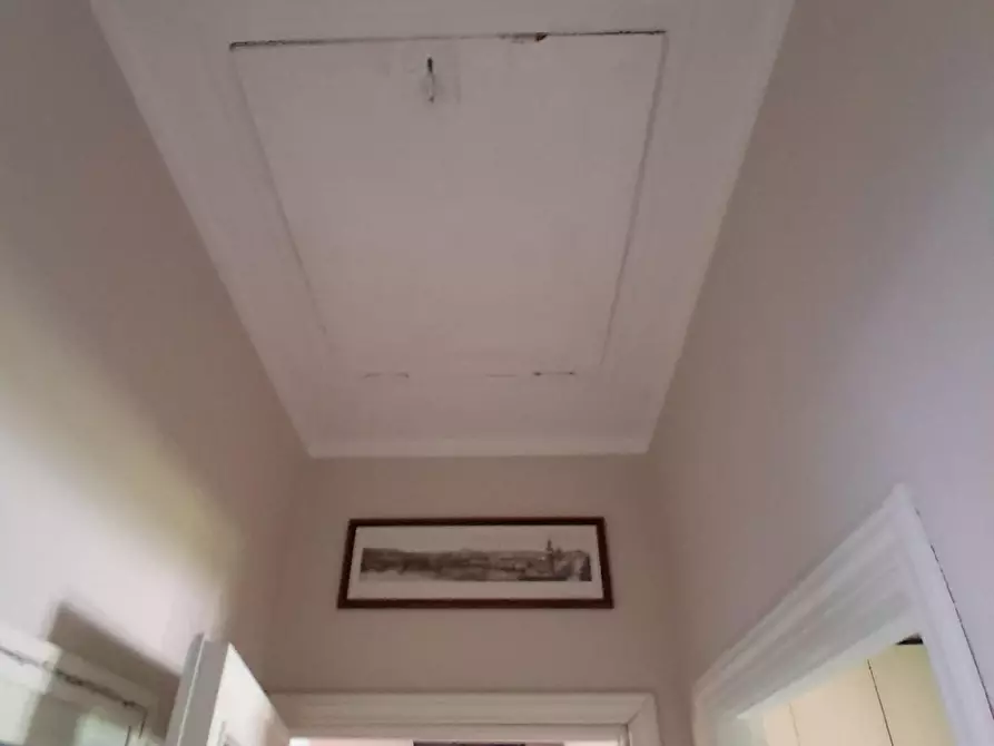 Immagine 11 di Appartamento in vendita  a Lucca