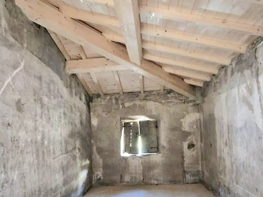 Immagine 17 di Rustico / casale in vendita  a Calci