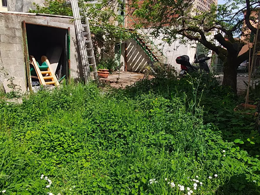 Immagine 1 di Deposito in vendita  a Lucca