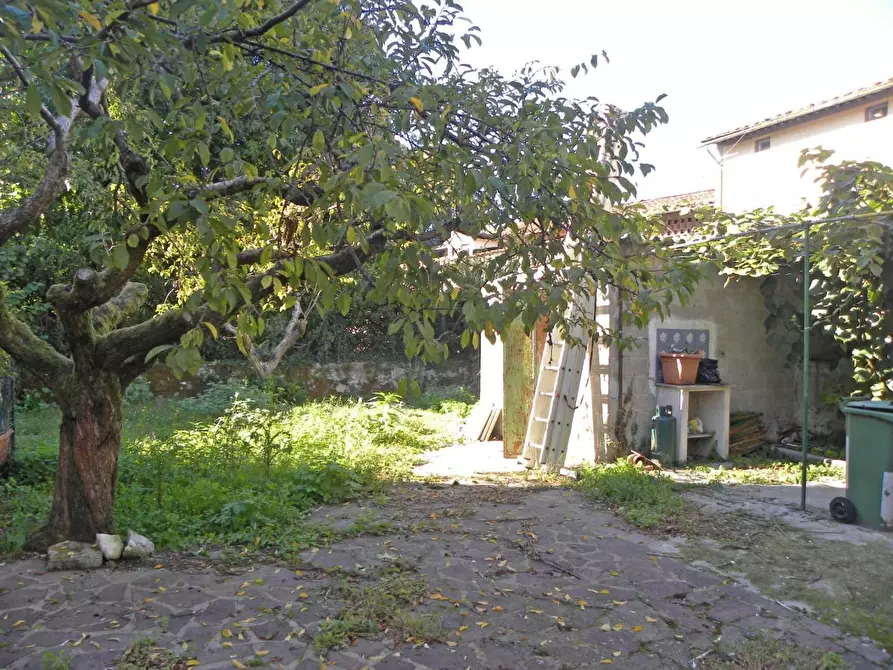 Immagine 4 di Deposito in vendita  a Lucca