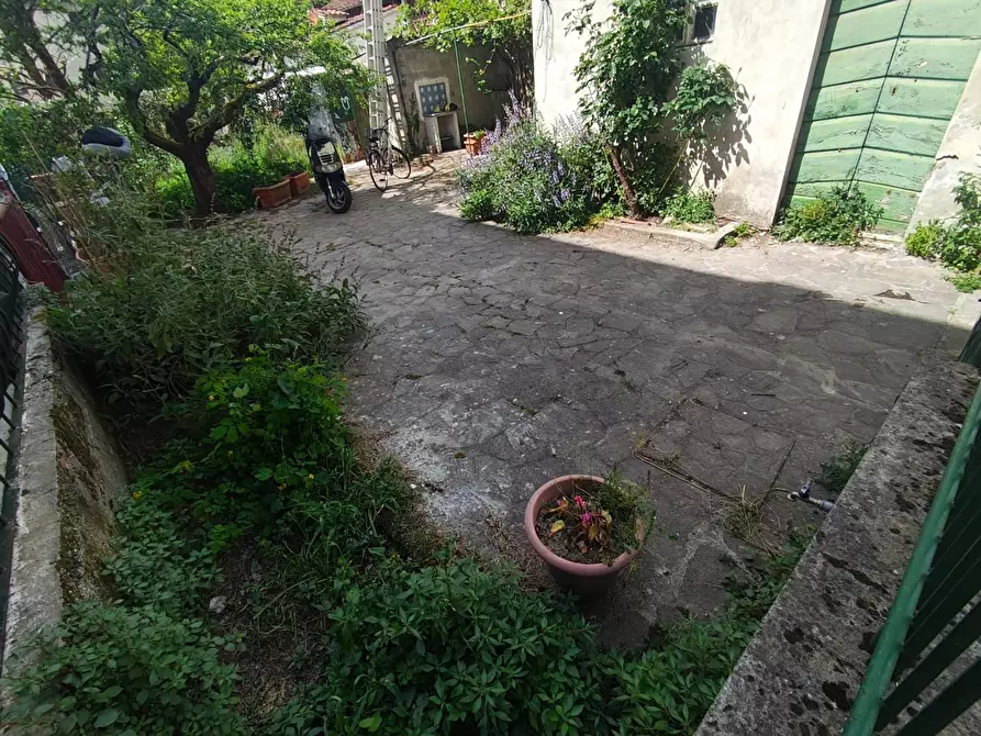 Immagine 20 di Deposito in vendita  a Lucca