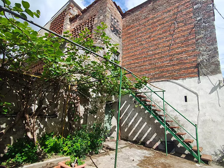 Immagine 15 di Deposito in vendita  a Lucca