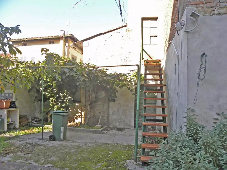 Immagine 12 di Deposito in vendita  a Lucca