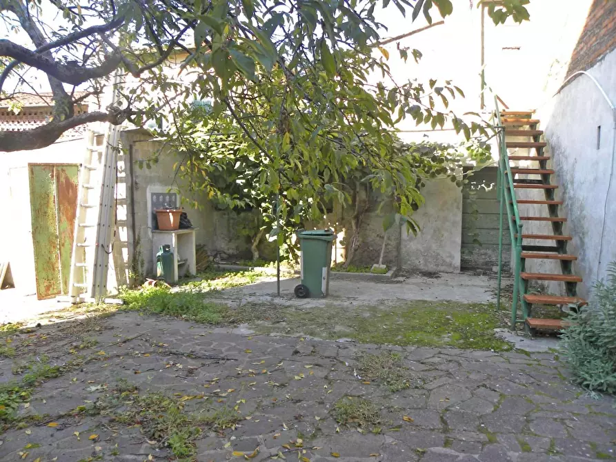 Immagine 7 di Deposito in vendita  a Lucca