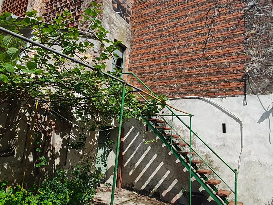 Immagine 14 di Deposito in vendita  a Lucca