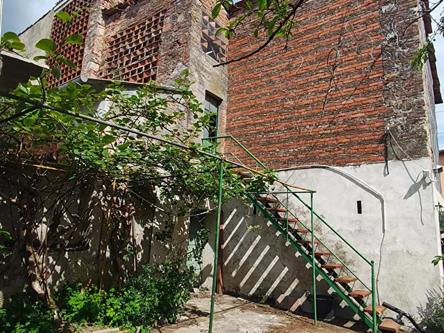 Immagine 2 di Deposito in vendita  a Lucca