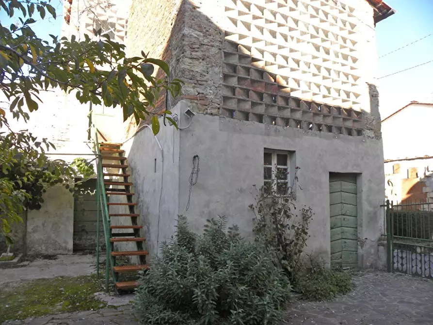 Immagine 8 di Deposito in vendita  a Lucca