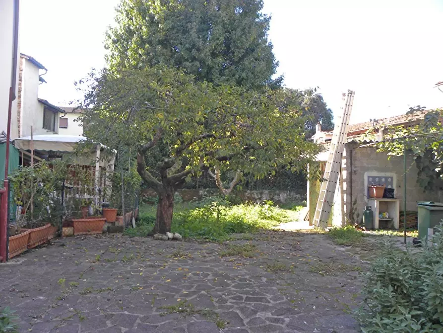 Immagine 11 di Deposito in vendita  a Lucca