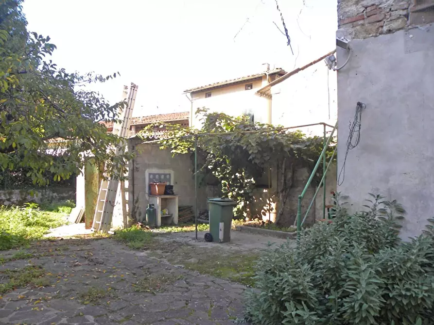 Immagine 10 di Deposito in vendita  a Lucca