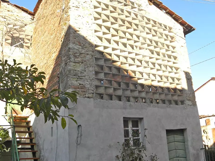 Immagine 5 di Deposito in vendita  a Lucca