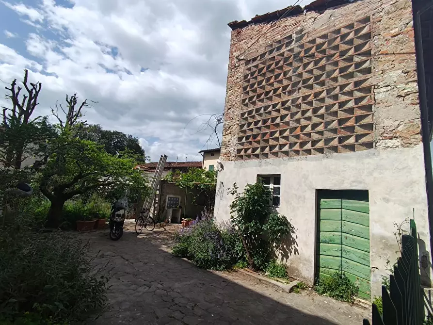 Immagine 19 di Deposito in vendita  a Lucca