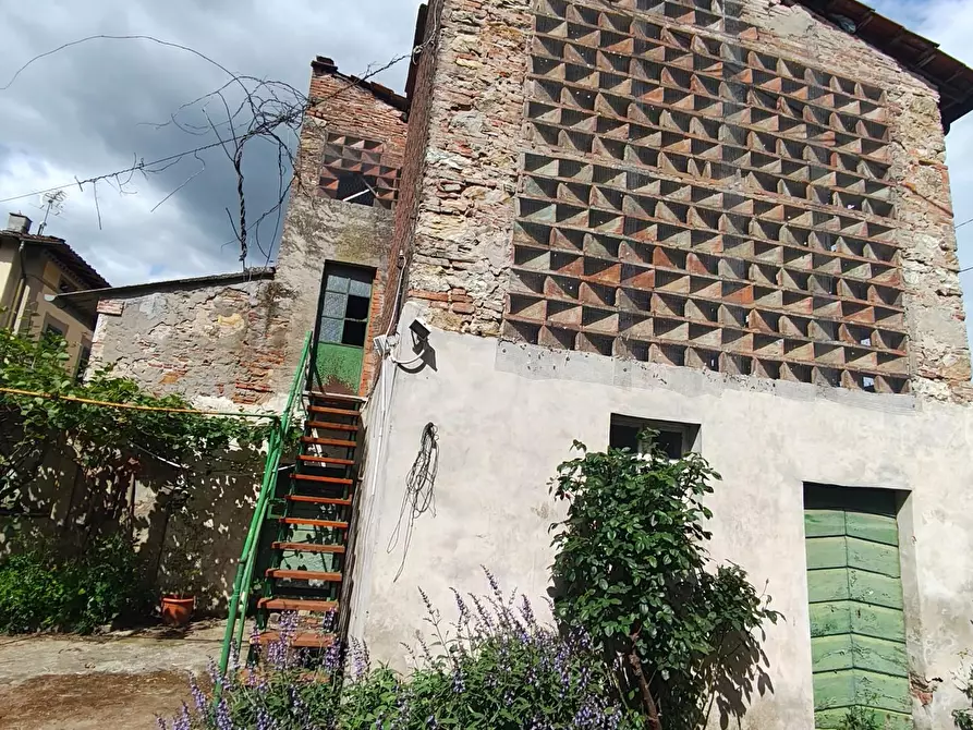 Immagine 13 di Deposito in vendita  a Lucca