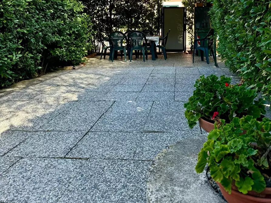 Immagine 1 di Casa semindipendente in vendita  a Lucca