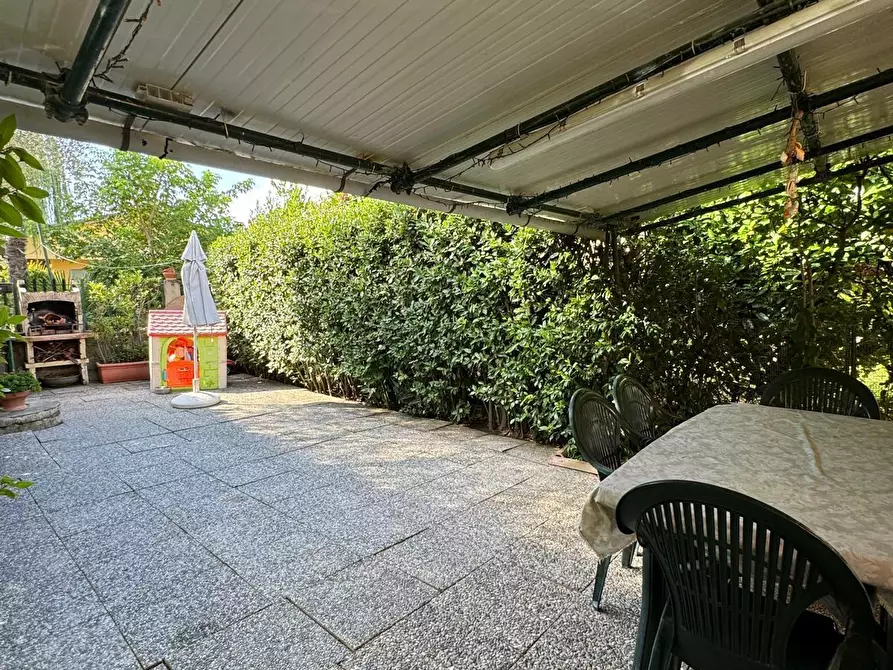 Immagine 2 di Casa semindipendente in vendita  a Lucca