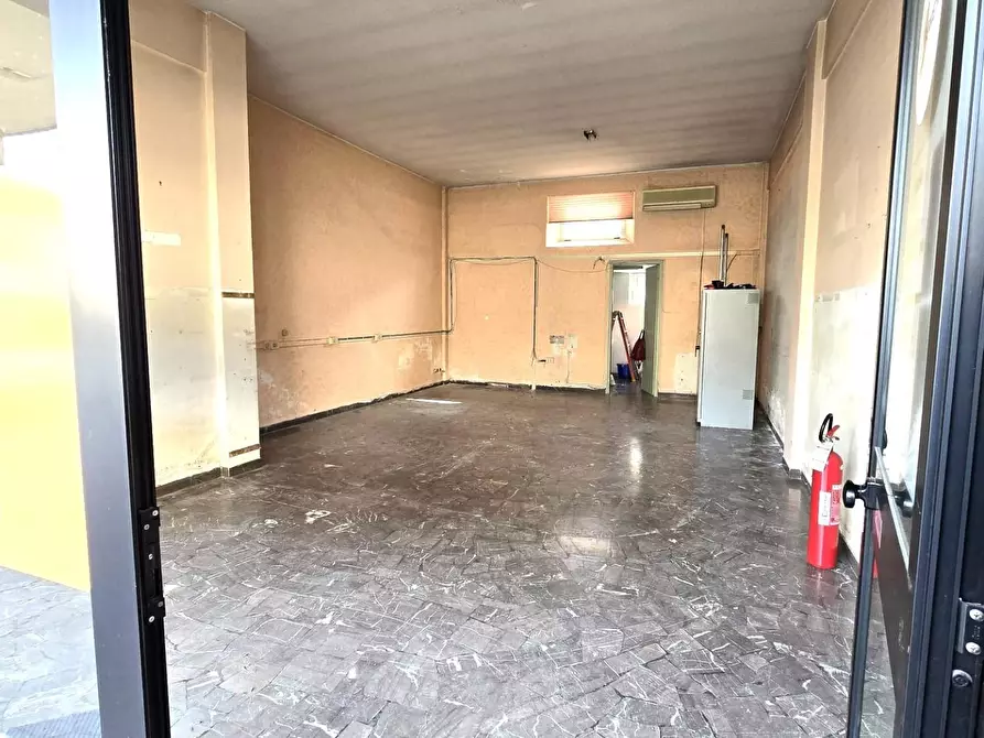 Immagine 10 di Locale commerciale in affitto  a Colle Di Val D'elsa