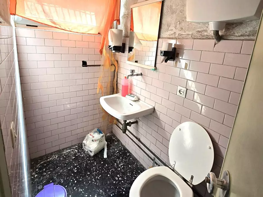 Immagine 2 di Locale commerciale in affitto  a Colle Di Val D'elsa