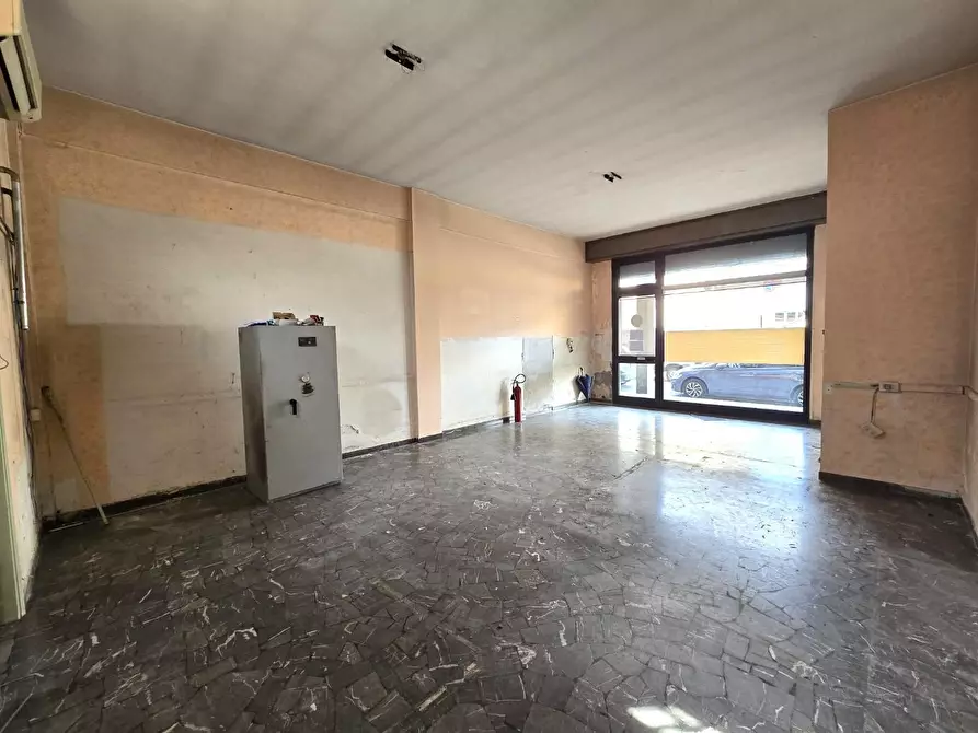 Immagine 9 di Locale commerciale in affitto  a Colle Di Val D'elsa