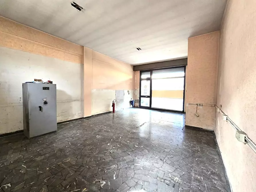 Immagine 4 di Locale commerciale in affitto  a Colle Di Val D'elsa